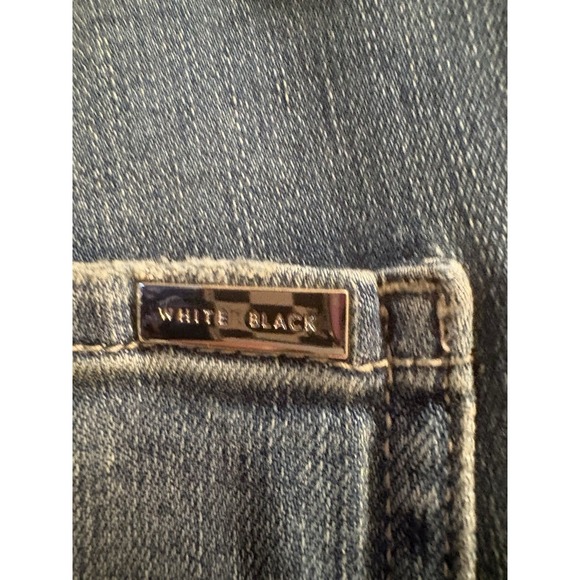 White House Black Market Jeans Mid Rise Slim Fit Size 4 Light Wash Distress NWT - Picture 3 of 6